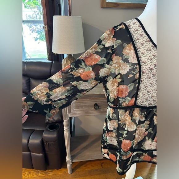 Simply Noelle Floral Tunic - Picture 5 of 9